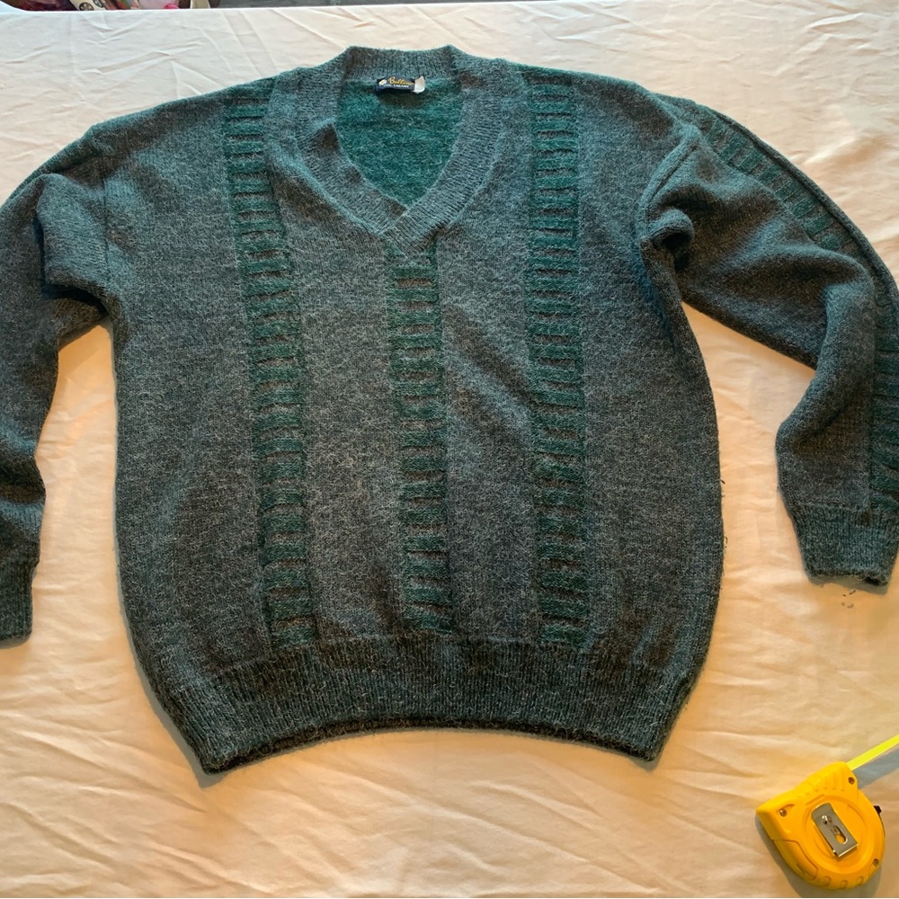 Bellini Green V-Neck Sweater with Cable Knit Design